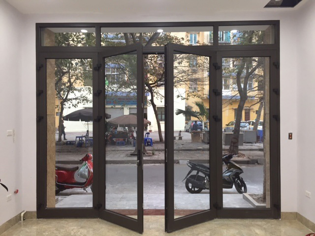 Cửa nhôm kính mở quay thường dùng khóa chữ D hoặc khóa tay gạt